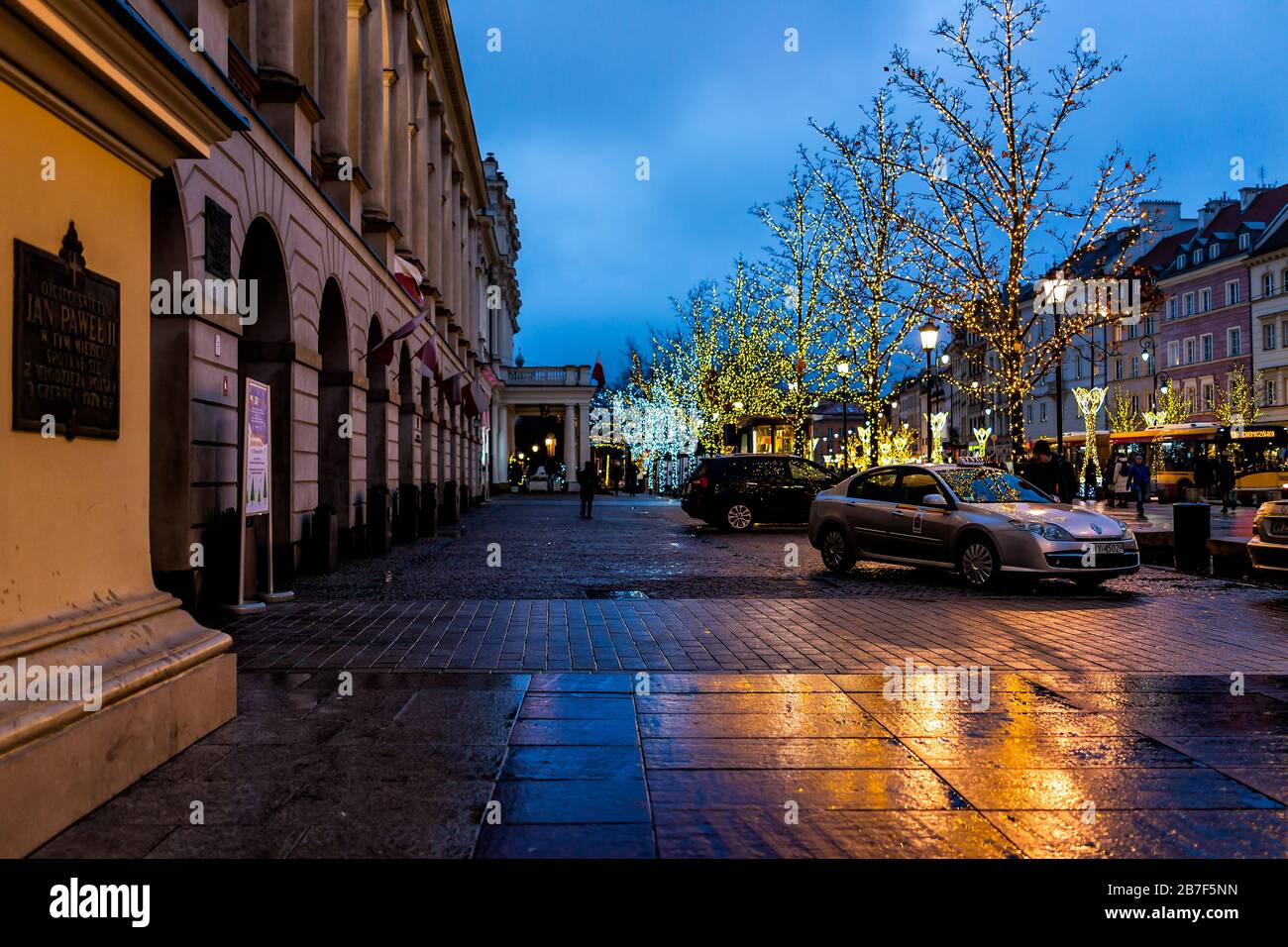 Varsavia, Polonia - 22 dicembre 2019: La cattedrale della chiesa di Sant'Anna e l'università Staromiejski Uniwersytet Trzeciego Wieku nella piazza del castello della città vecchia vicino Foto Stock