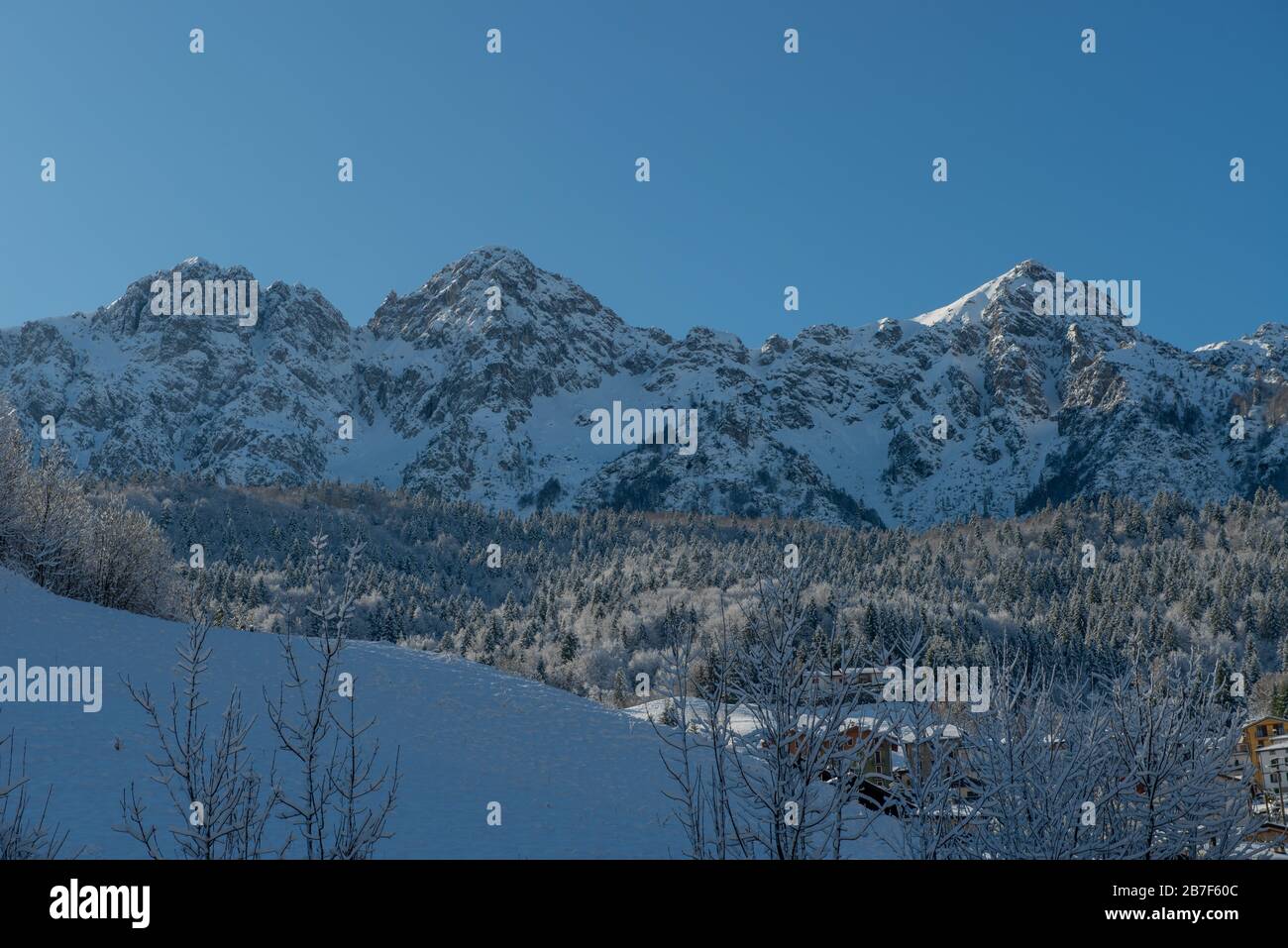 sole illuminante villaggio di montagna dopo la caduta di neve Foto Stock