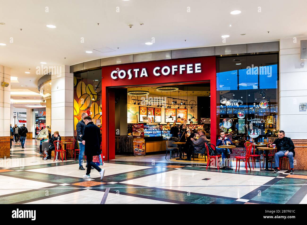 Varsavia, Polonia - 23 dicembre 2019: Caffè della catena Costa all'interno del complesso commerciale Westfield Arkadia con persone che camminano per negozi Foto Stock