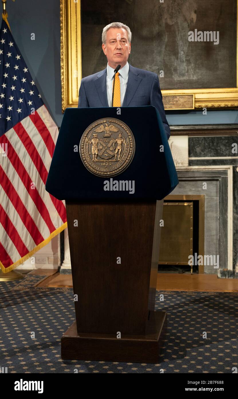 New York, NY - 15 marzo 2020: Il sindaco di NYC Bill de Blasio annuncia di chiudere tutte le scuole pubbliche a causa dell'epidemia di COVID-19 a City Hall Foto Stock