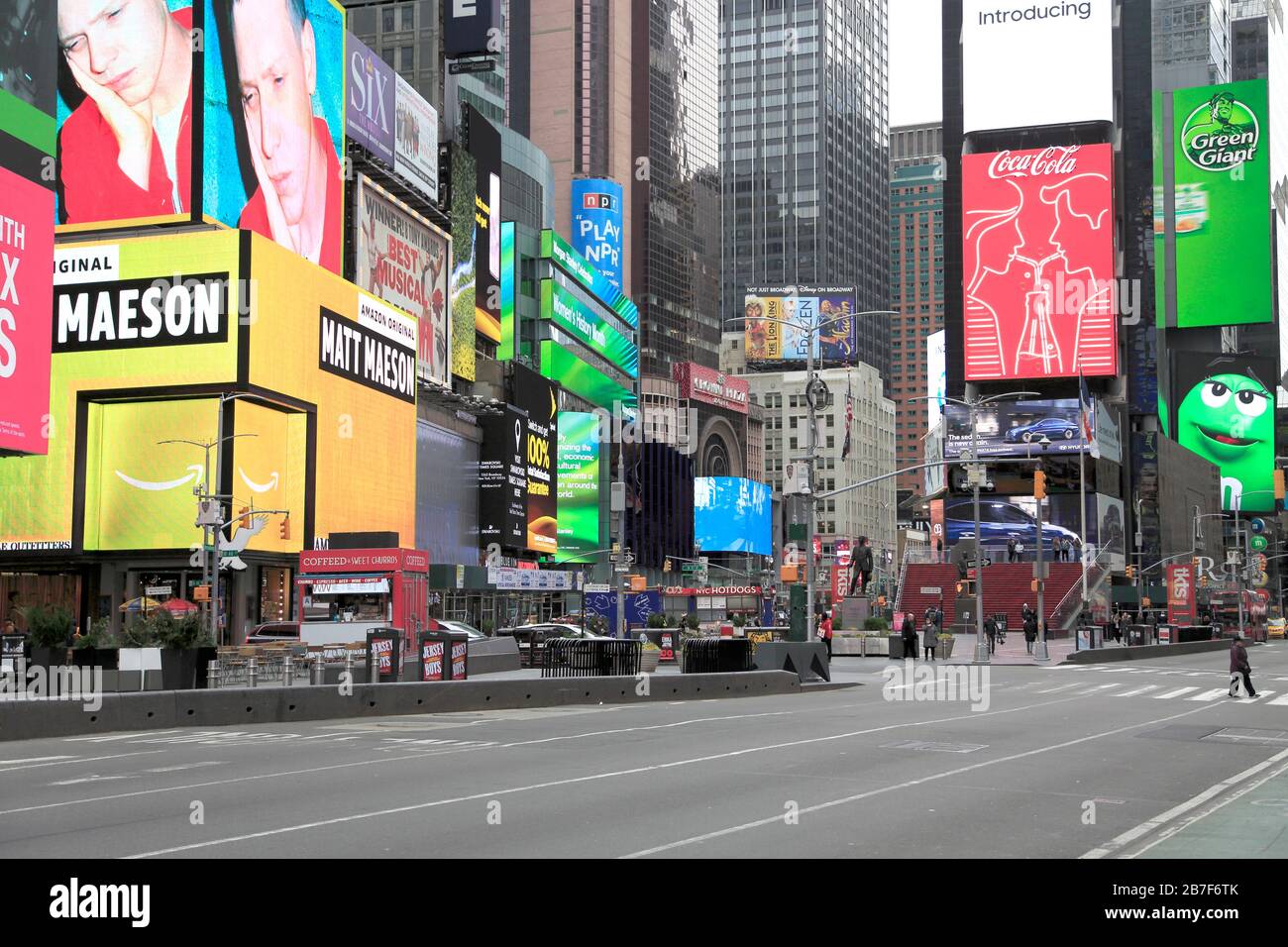 Quasi vuota Times Square, mentre la gente pratica le distanze sociali sulle paure di coronavirus, New York City, 15 marzo 2020 Foto Stock