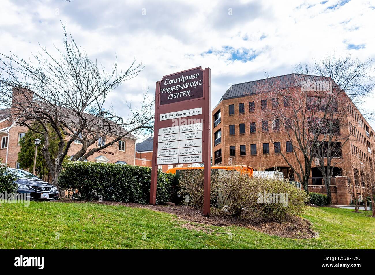 Città di Fairfax, USA - 10 marzo 2020: Courthouse Centro professionale che ospita uffici aziendali, pratica chiropratica, chiesa e camera Escape DC by p Foto Stock