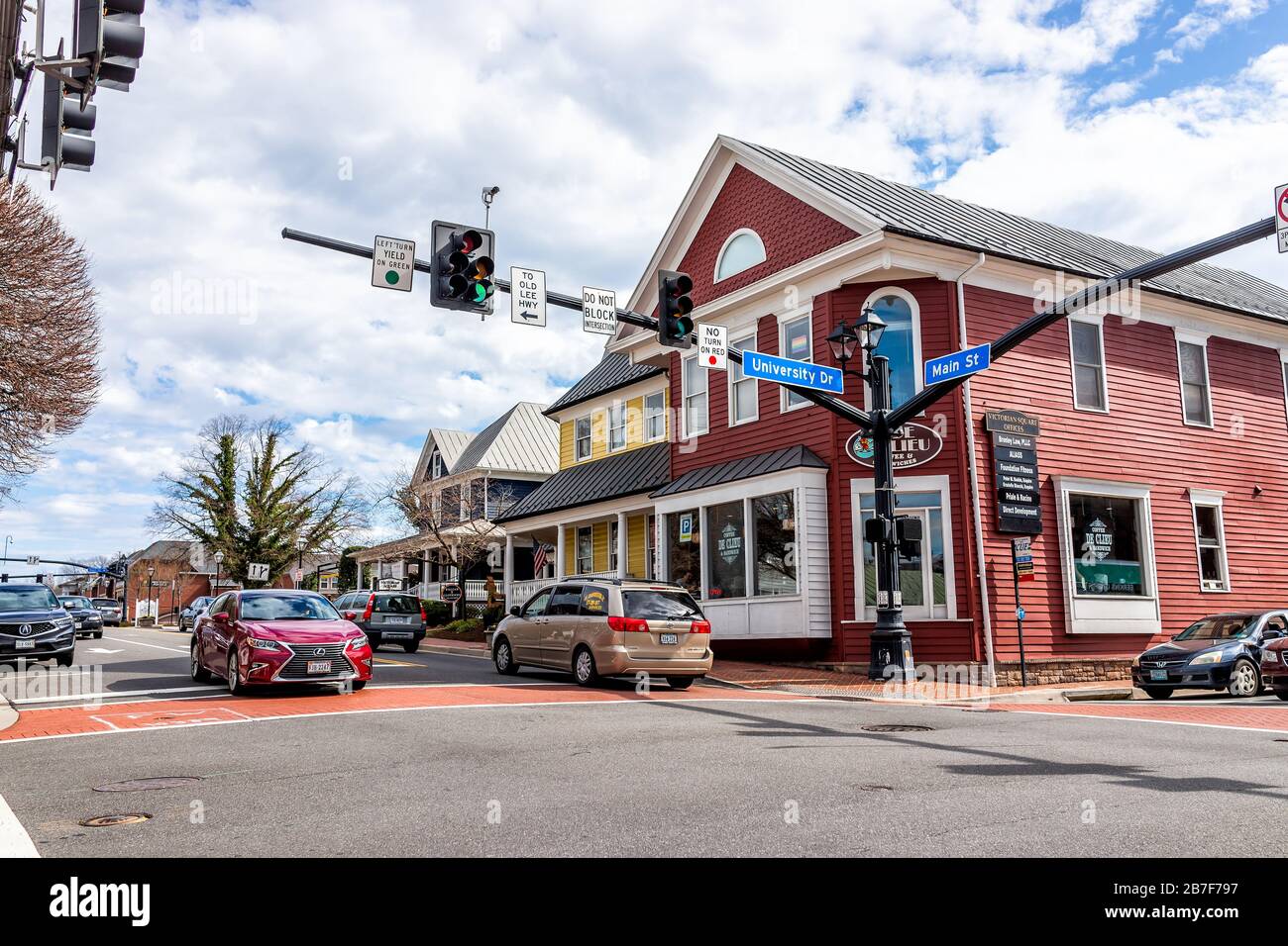 Città di Fairfax, USA - 10 marzo 2020: Centro storico a University Drive, incrocio principale con negozi, negozi e ristoranti a Fairfax c Foto Stock