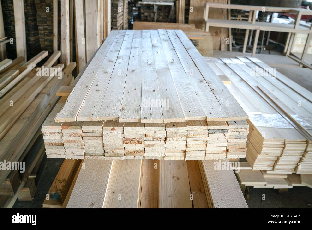 Pile di legno di pino in un magazzino o deposito. Lavorazione legno, legno per mobili Foto Stock