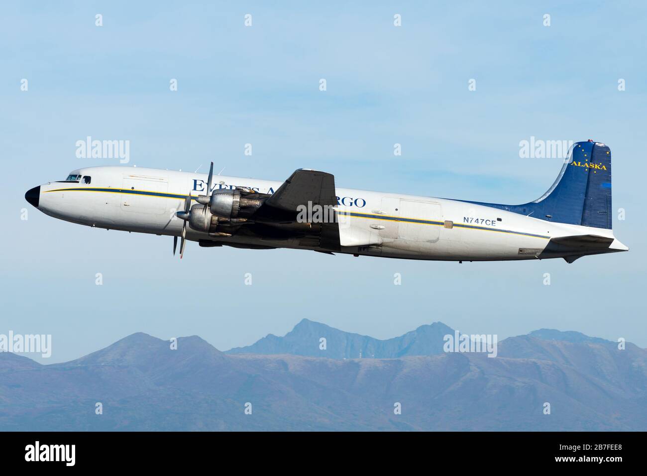 Everts Air Cargo Douglas DC-6 N747CE partenza dall'aeroporto di Anchorage. Vecchi motori a pistone velivoli in grado di volare in ghiaia piste intorno Alaska. Foto Stock