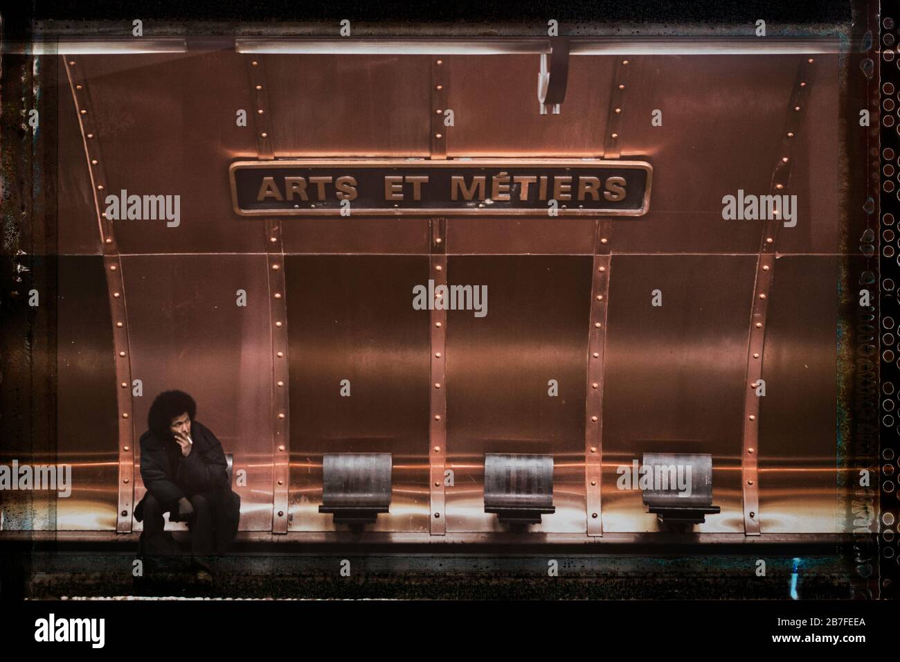 Un uomo sfida le regole e fuma una sigaretta mentre aspetta un treno alla stazione della metropolitana Arts et Metiers, Right Bank, Parigi, Francia, Europa, colore Foto Stock