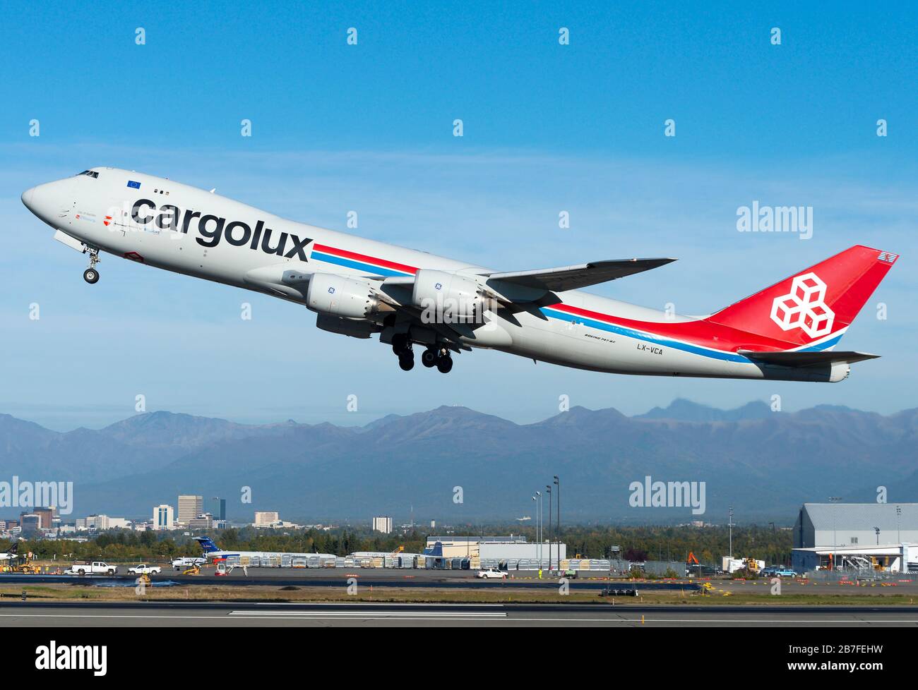 Cargolux Boeing 747 LX-VCE con partenza dall'aeroporto di Ted Stevens in Alaska. Enorme aereo da freighter in partenza per Lussemburgo. B747-8. Anchorage Alaska Airport. Foto Stock