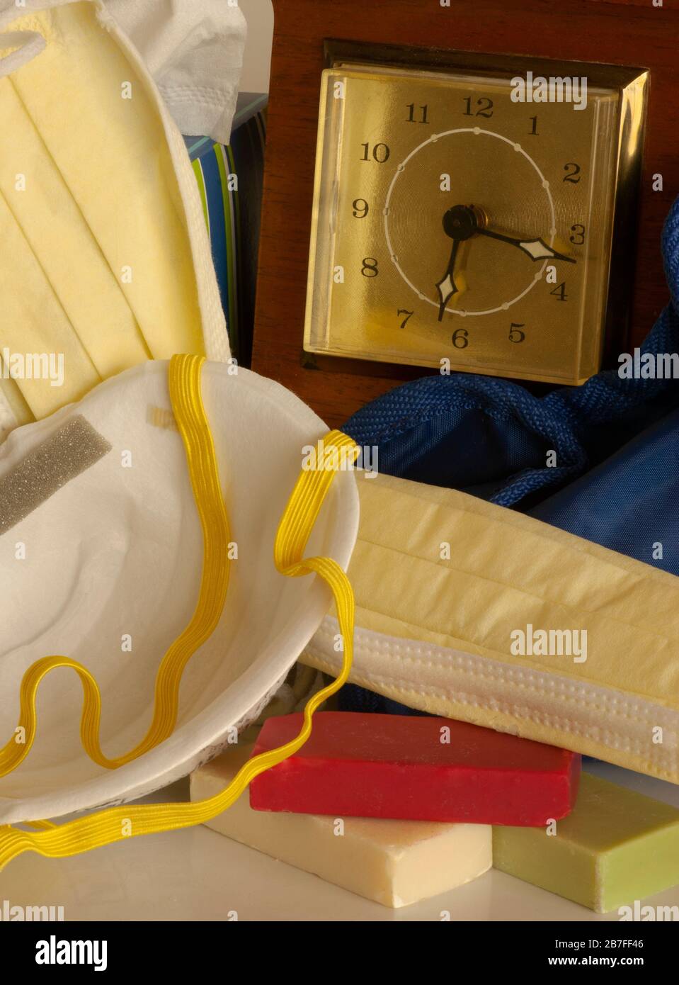 Allarme di salute che avverte che il tempo è breve per prepararsi. Orologio è ticchettio in modo da usare i sussidi sanitari come sapone e maschere. Siate pronti. Foto Stock