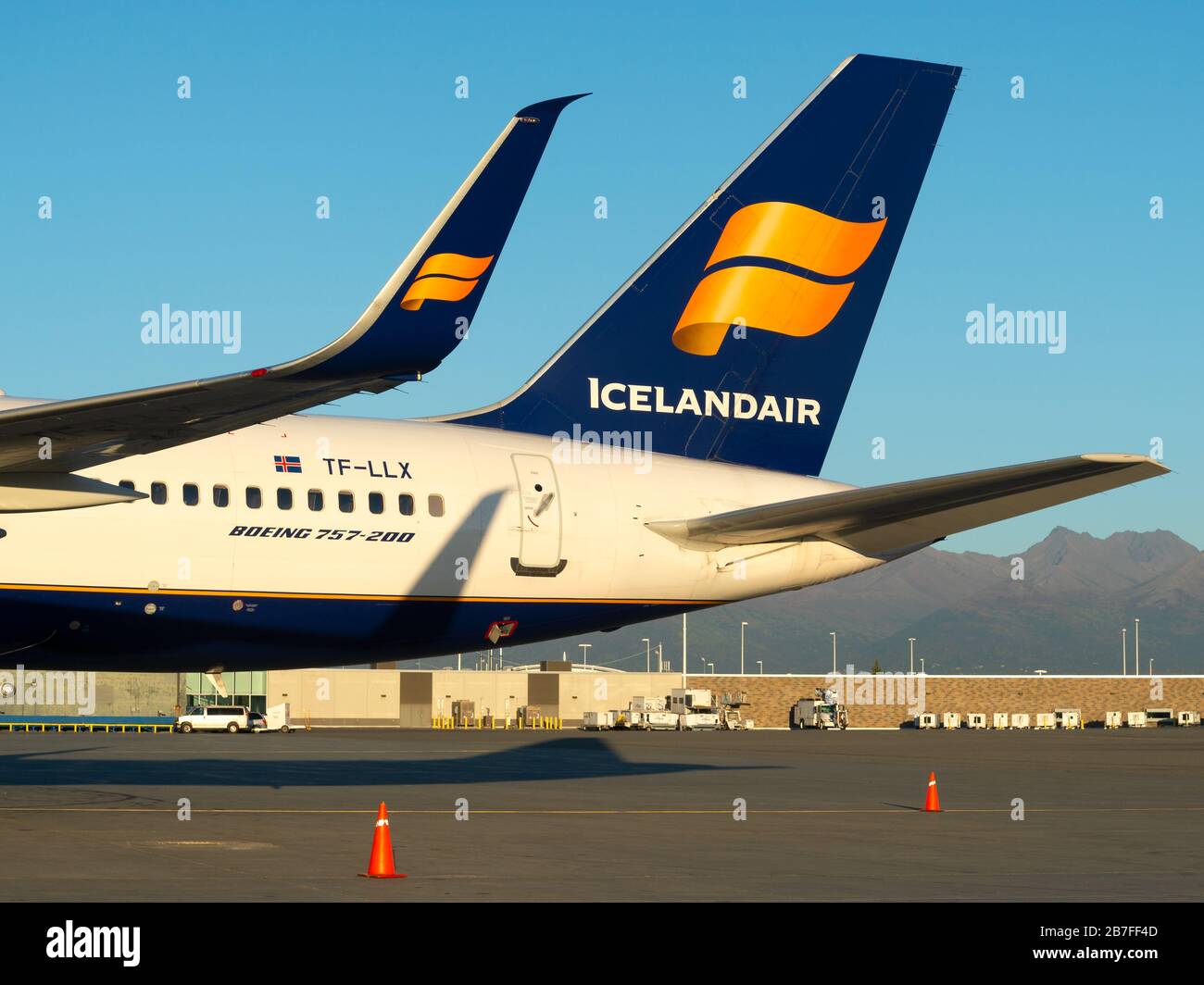 Icelandair Boeing 757 parcheggiato all'aeroporto di Anchorage in Alaska. Vista ravvicinata della coda e del winglet dal lato dell'aria. Velivoli immatricolati in Islanda come TF-LLX. Foto Stock