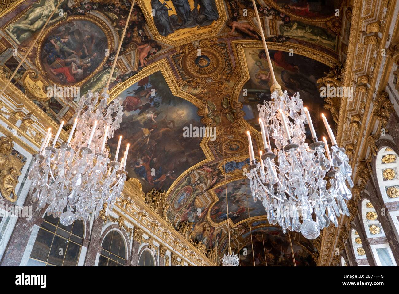 Lampadari di cristallo decorati e soffitti dipinti della Sala degli specchi al Palazzo di Versailles nella periferia di Parigi, Francia, Europa Foto Stock