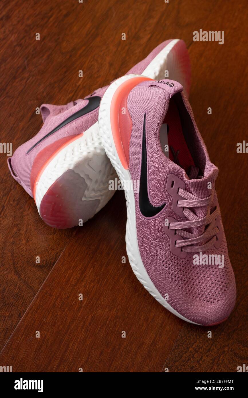 Paio di scarpe da running Nike Epic React 2 rosa su pavimento in legno duro Foto Stock