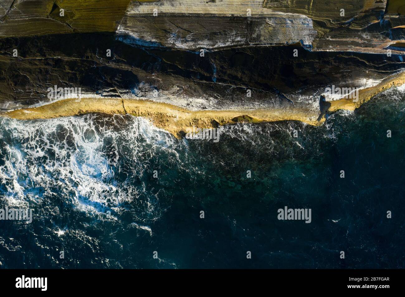 La mattina presto cattura in alto delle onde del Pacifico che salgono sulla roccia Outcrop, Isola di Biri, samar settentrionale, Filippine Foto Stock