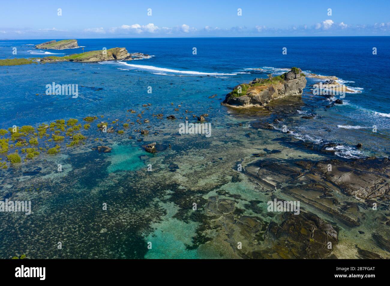 Veduta panoramica aerea di affioramenti rocciosi lungo la costa dell'isola di Biri, Samar Settentrionale, Filippine Foto Stock