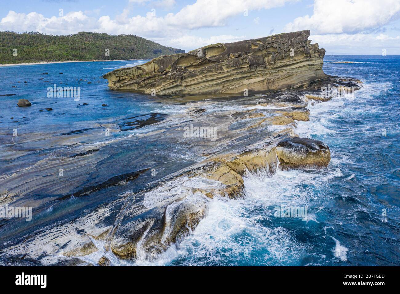 Veduta panoramica aerea dello sperone roccioso conosciuto come roccia di Magasang lungo la costa dell'isola di Biri, Samar del Nord, Filippine Foto Stock