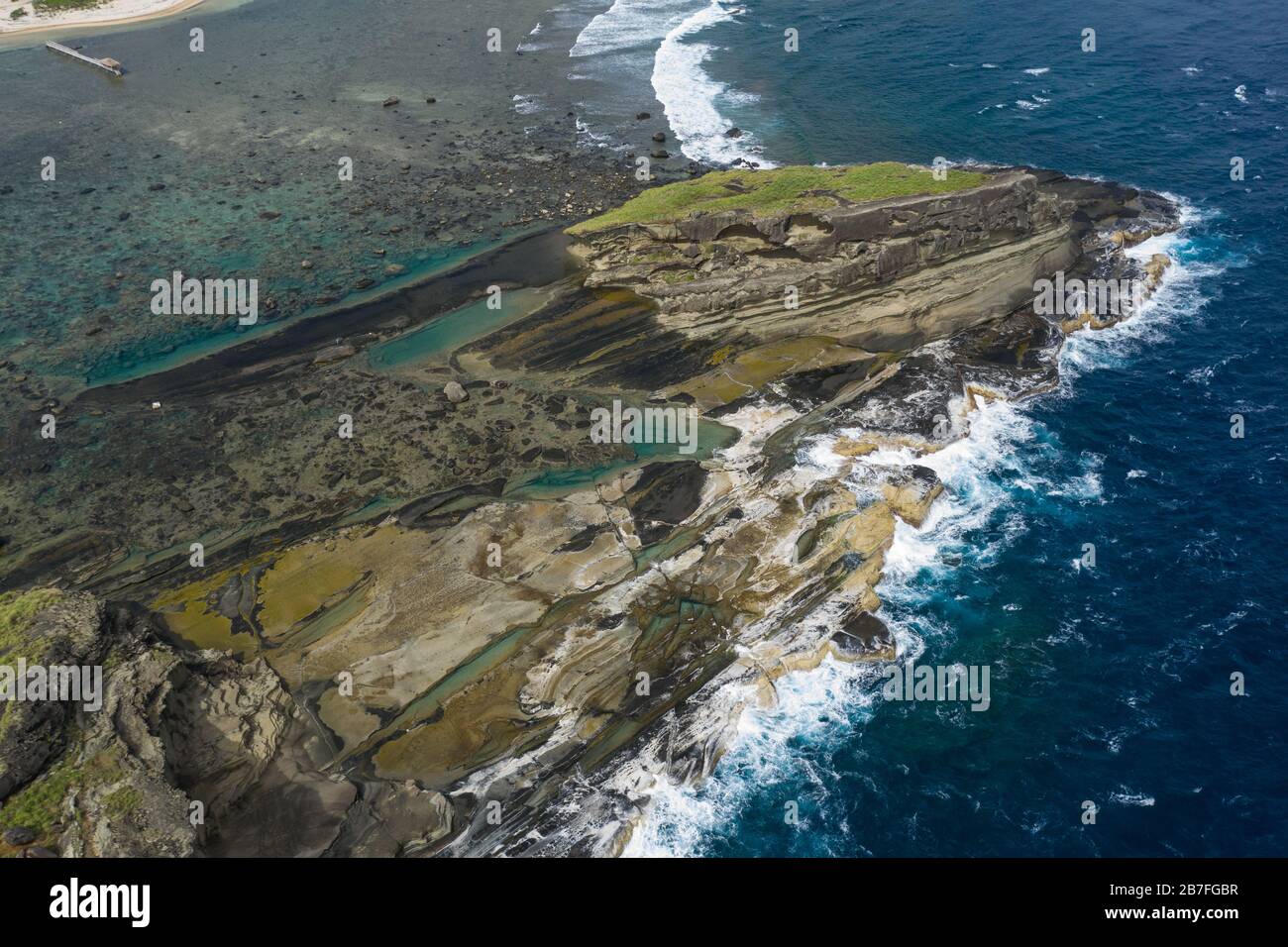 Paesaggio panoramico aereo cattura di formazioni rocciose lungo la costa dell'isola di Biri, samar del Nord, Filippine Foto Stock