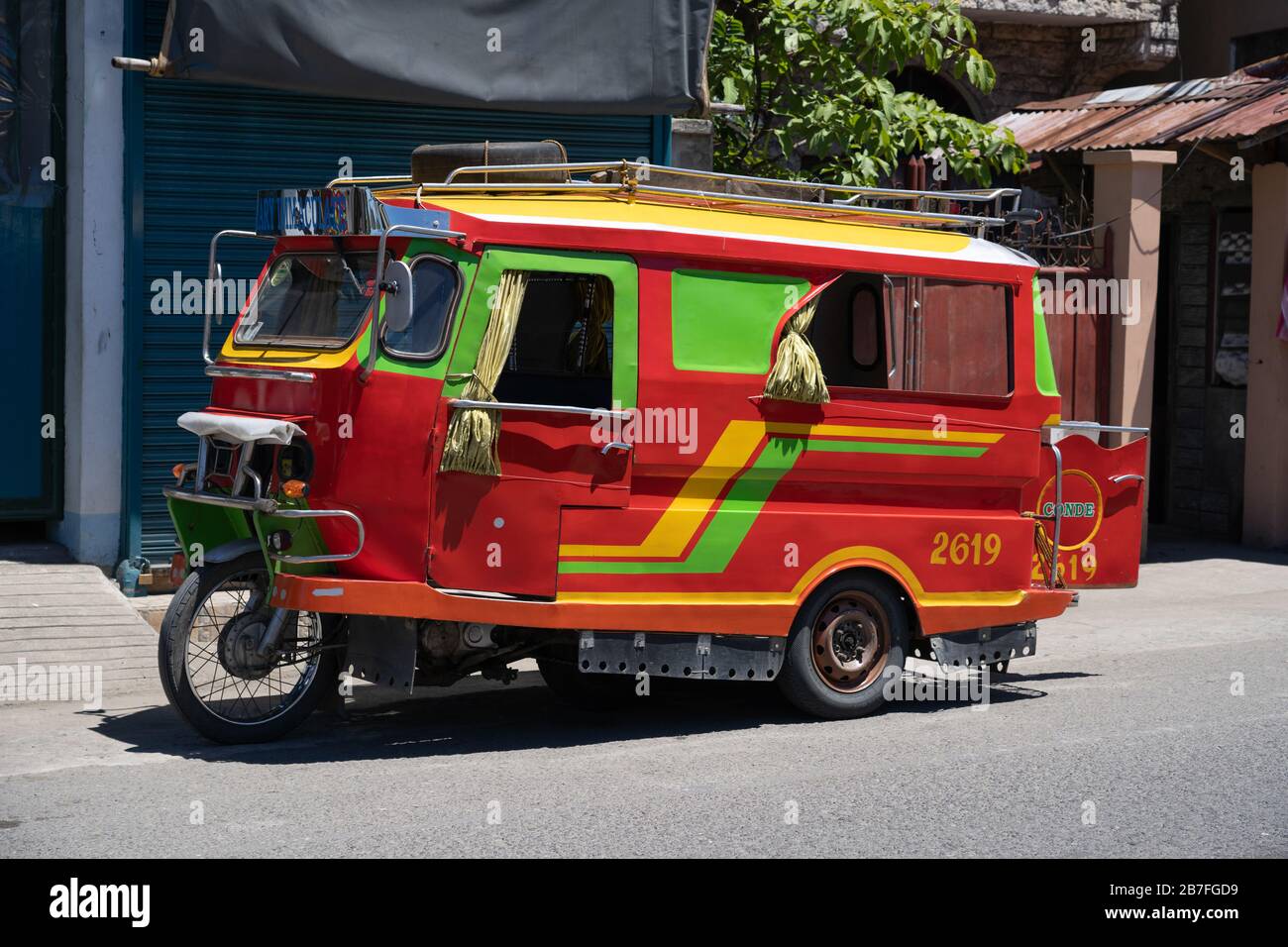 I veicoli tradizionali di trasporto pubblico di piccolo triciclo usati nelle Filippine.Styles possono variare nelle province differenti questi veicoli particolari CAP Foto Stock
