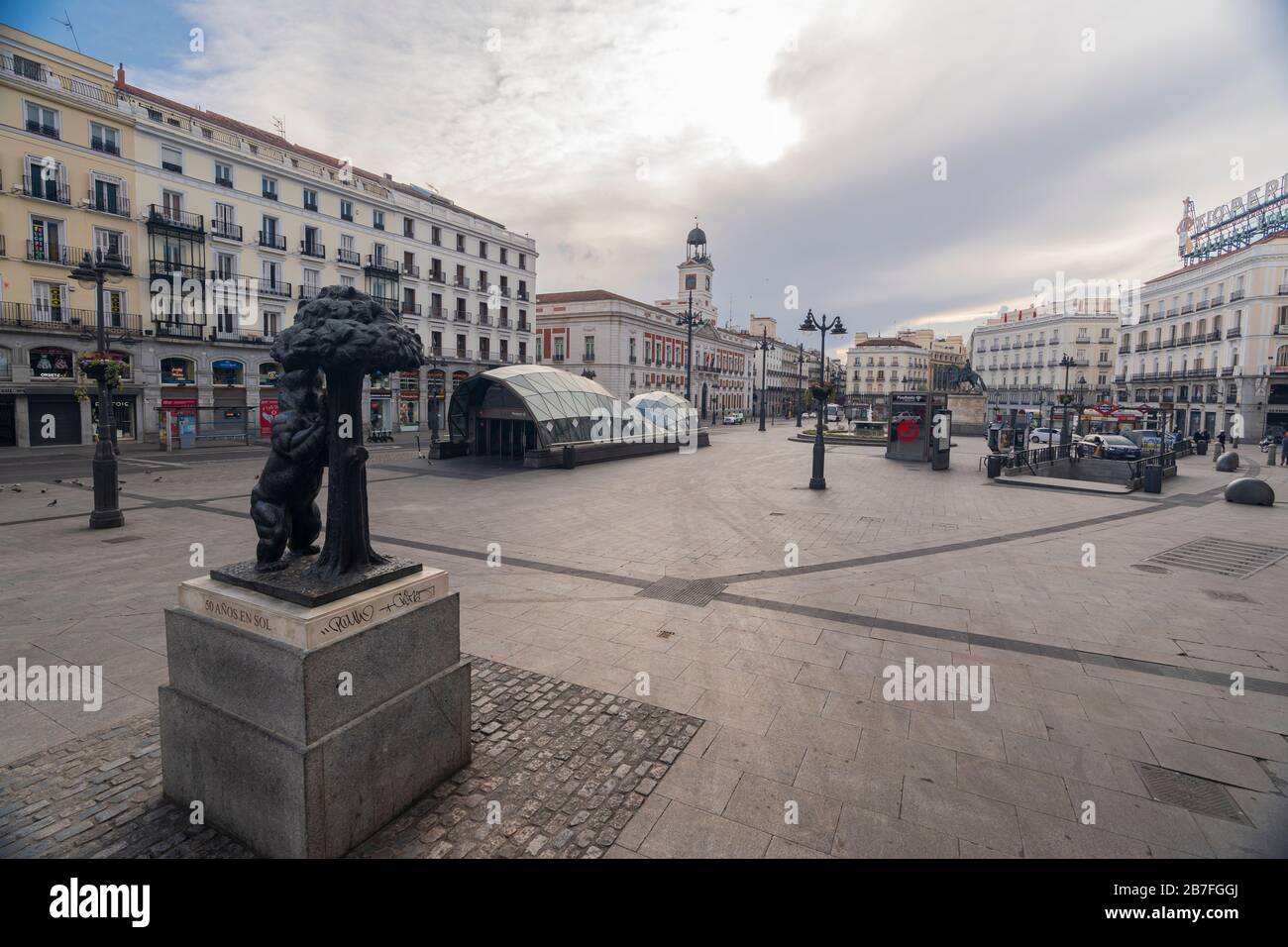 La Puerta del Sol di Madrid appare vuota di persone dopo il blocco dei coronavirus Foto Stock