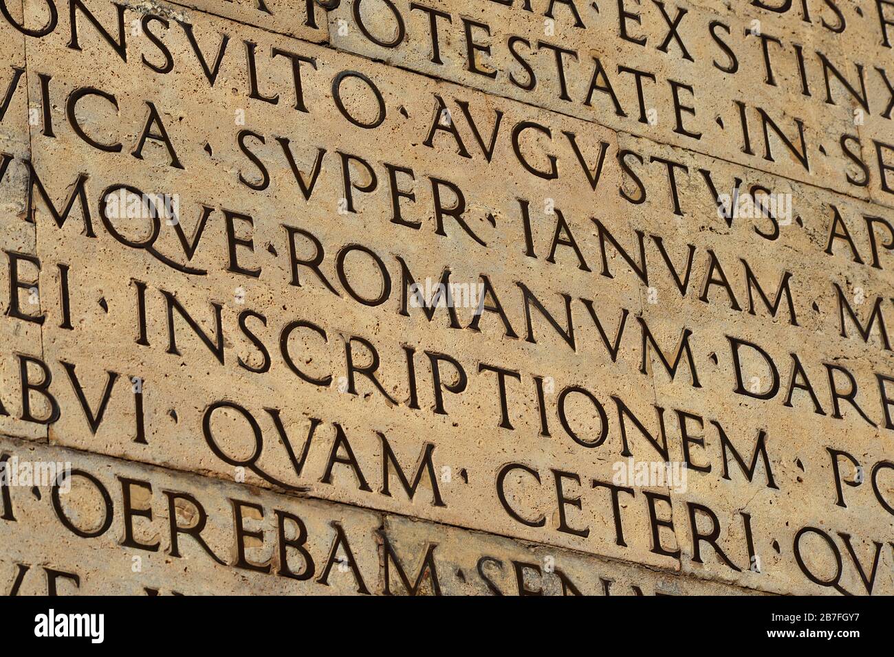 Lingua antica latina ed educazione classica. Iscrizione dell'Imperatore Augusto Res Gestae (i sec. d.C.), con la parola Romanum nel cinta Foto Stock