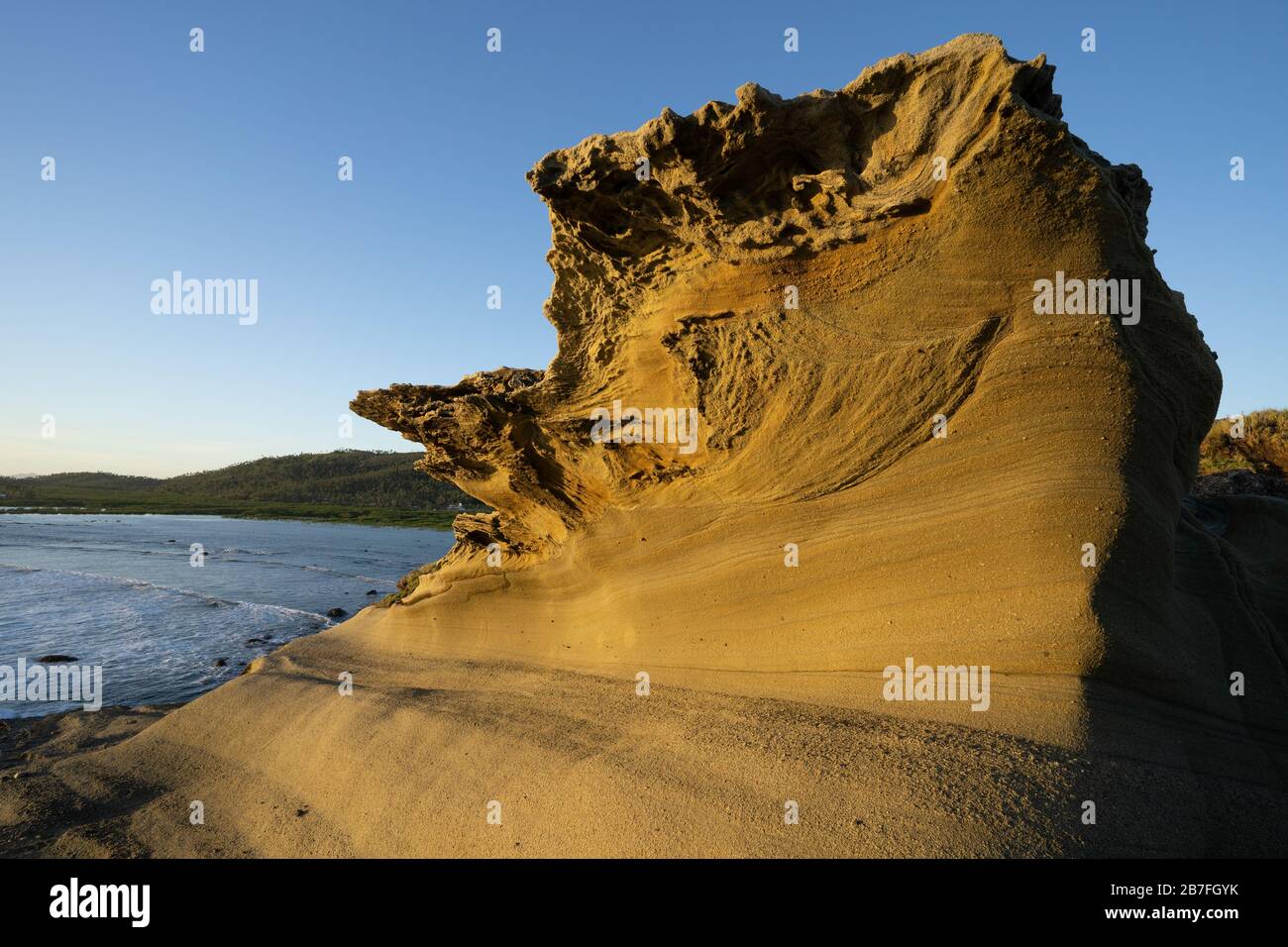 Prima mattina luce contro le formazioni rocciose erose situate lungo la costa dell'isola di Biri, samar del Nord, Filippine Foto Stock
