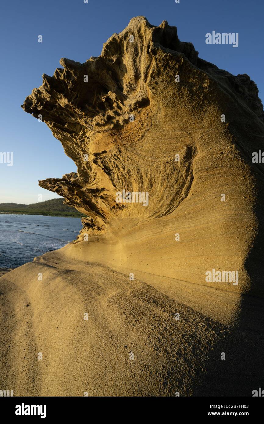 Prima mattina luce contro le formazioni rocciose erose situate lungo la costa dell'isola di Biri, samar del Nord, Filippine Foto Stock