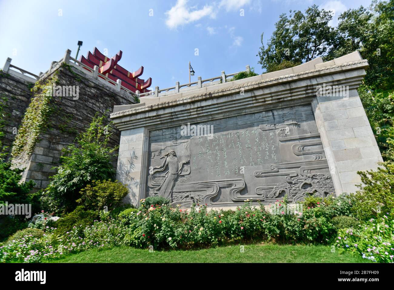 Parco della Torre gialla della Crane: 'Cui Hao che scrive un rilievo di poesia'. Wuhan, Cina Foto Stock