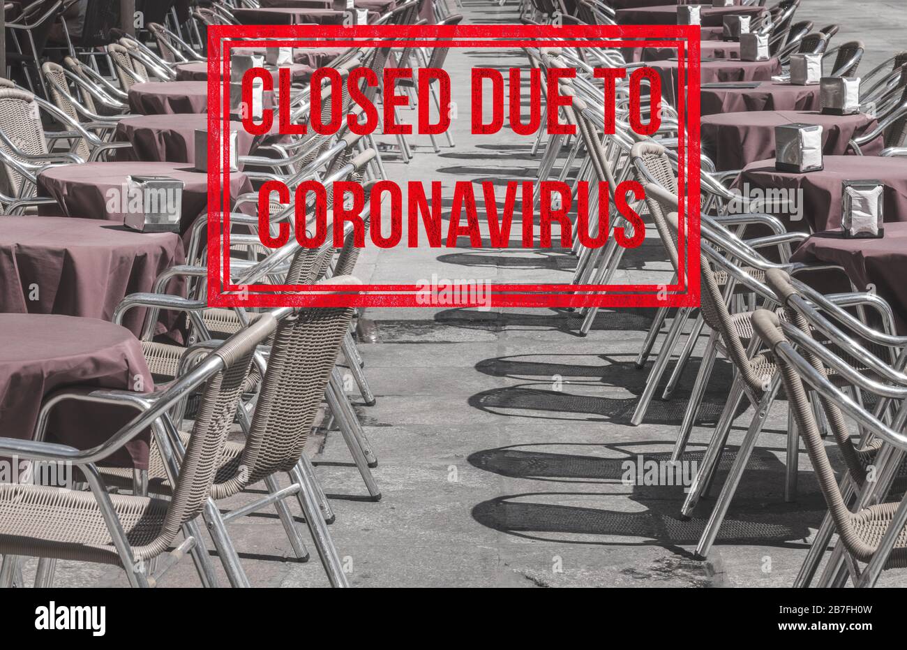 Tavoli vuoti e sedie del caffè all'aperto in Plaza Mayor a Salamanca chiuso a causa di coronavirus Foto Stock