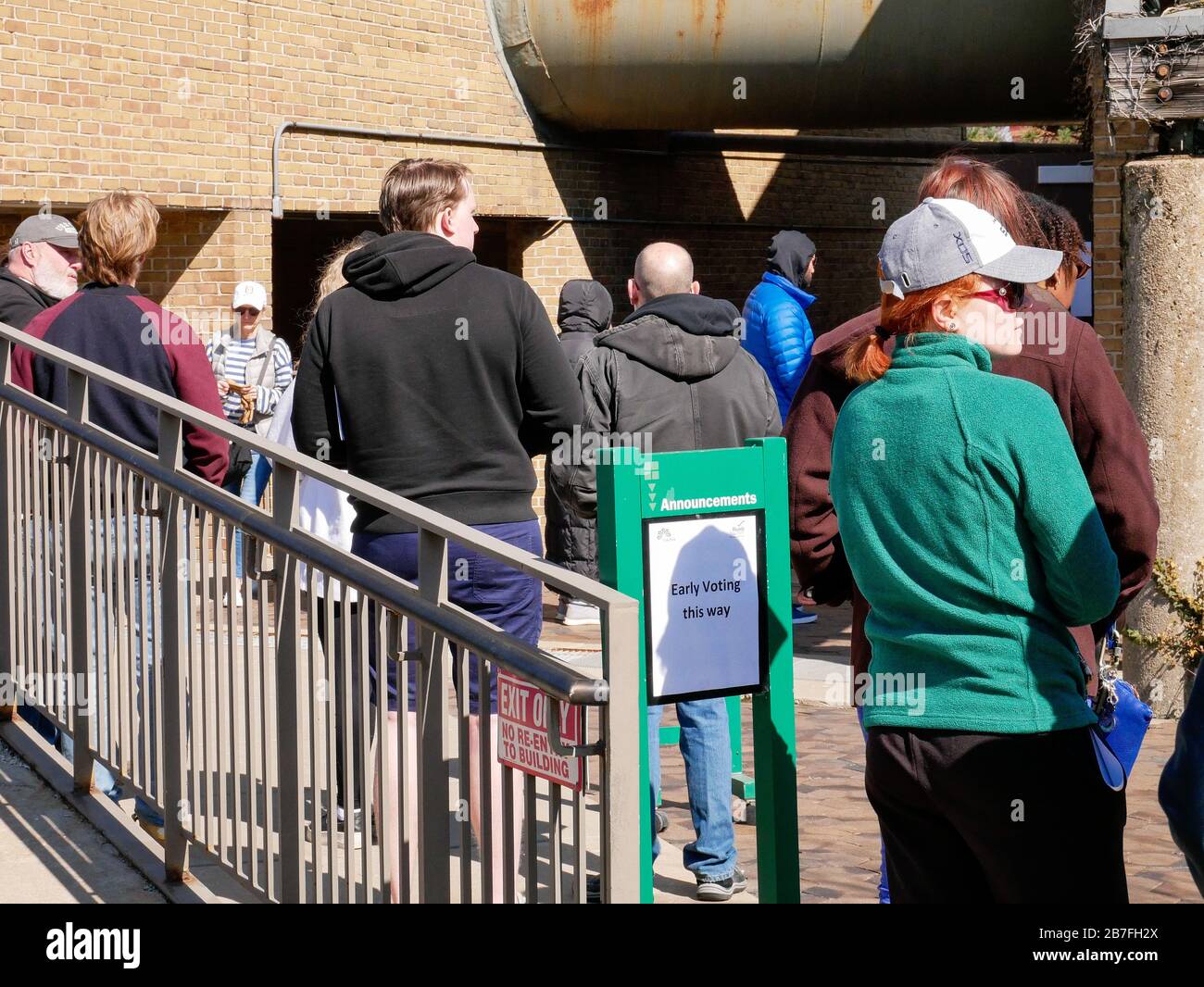 Oak Park, Illinois, Stati Uniti. 15 marzo 2020. I primi elettori per le elezioni primarie dell'Illinois di martedì sono stati fatti per allineare oggi fuori del Village Hall per evitare di essere affollati insieme all'interno dell'edificio. Scuole e biblioteche sono chiuse fino al marzo 31 per cercare di impedire la diffusione di Coronavirus/COVID-19. Foto Stock