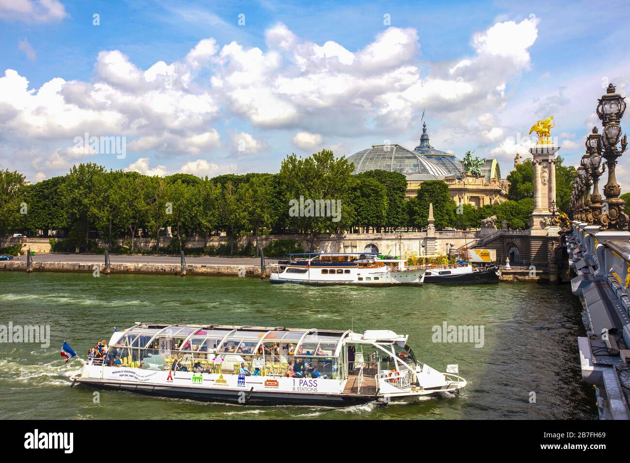 Bateaux Mouches sulla Senna a Parigi Francia Foto Stock