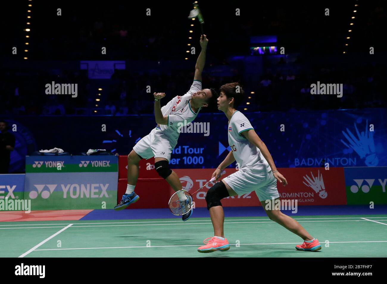 Birmingham. 15 Mar 2020. Dechapol Puavananukroh (L) e Sapsiree Taerattanachai in Thailandia competono durante la partita finale mista con Praveen Jordan e Melati Daeva Oktavianti in Tutta l'Inghilterra Badminton 2020 a Birmingham, Gran Bretagna, il 15 marzo 2020. Credit: Tim Ireland/Xinhua/Alamy Live News Foto Stock