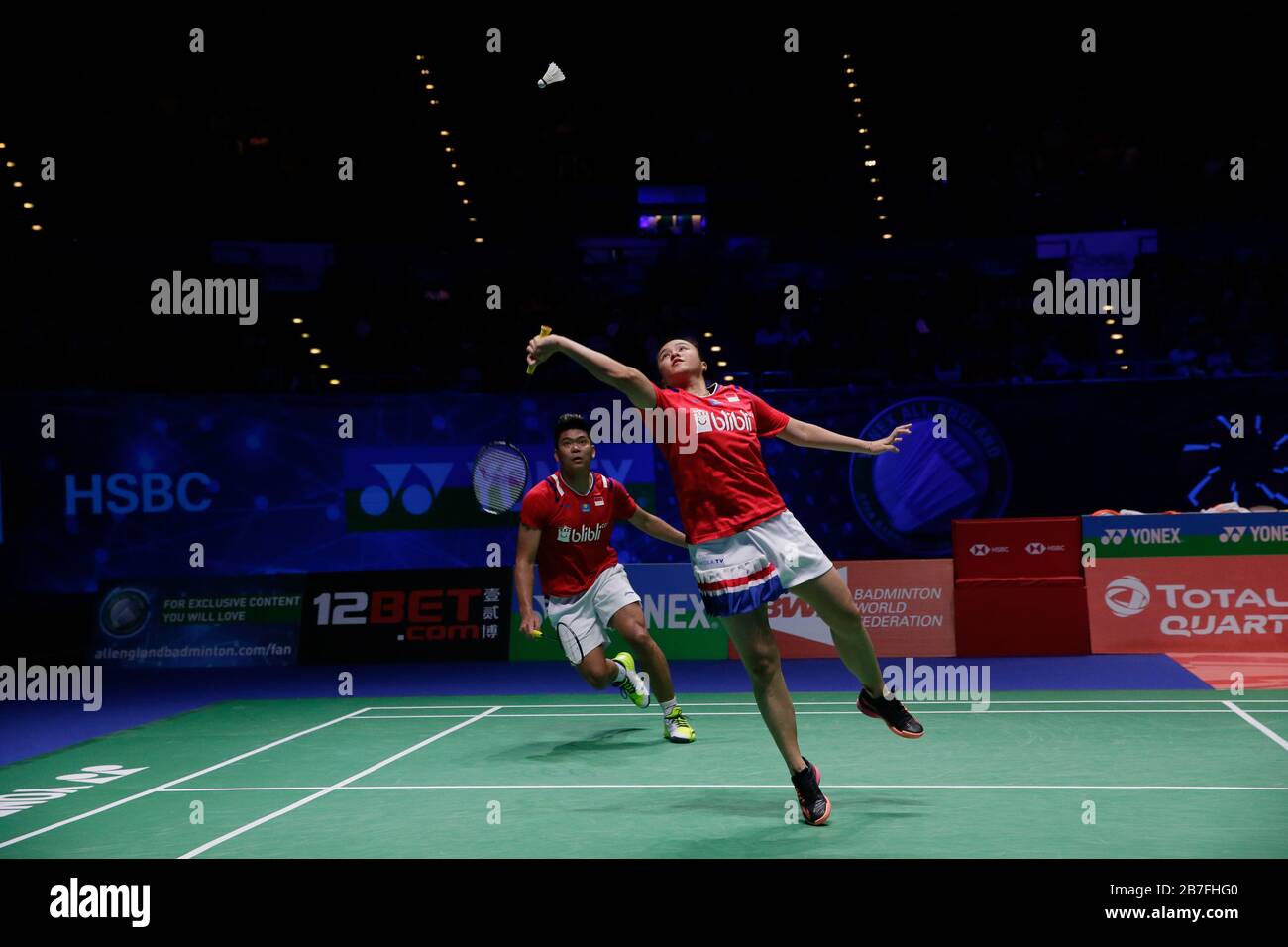 Birmingham. 15 Mar 2020. L'Indonesia Praveen Jordan (L) e Melati Daeva Oktavianti gareggiano durante la partita finale mista con Dechapol Puavanukroh e Sapiree Taerattanachai in tutto l'Inghilterra Badminton 2020 a Birmingham, in Gran Bretagna, il 15 marzo 2020. Credit: Tim Ireland/Xinhua/Alamy Live News Foto Stock