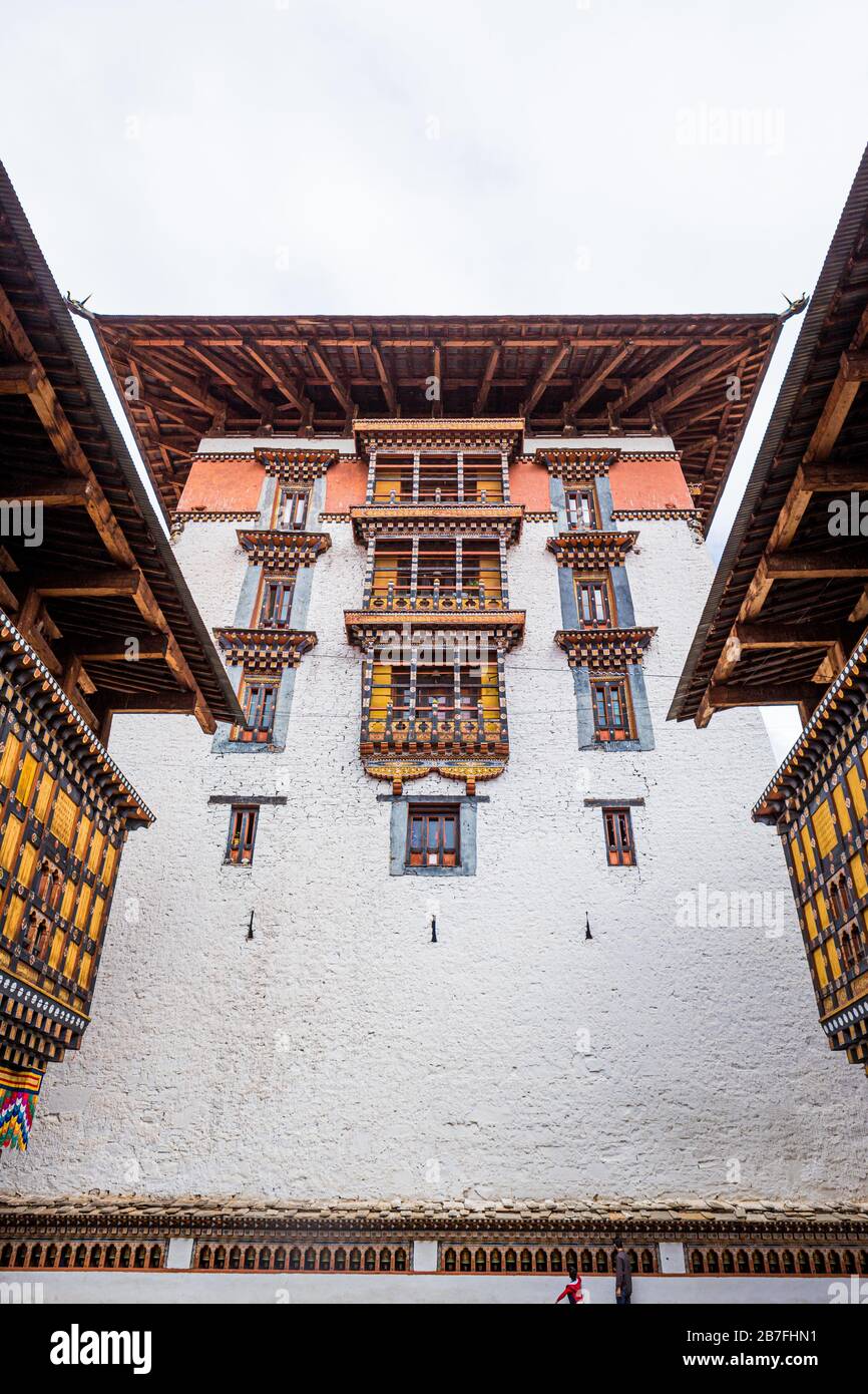 Guardando una torre al Rinpung Dzong a Paro, Bhutan in una giornata nuvolosa Foto Stock