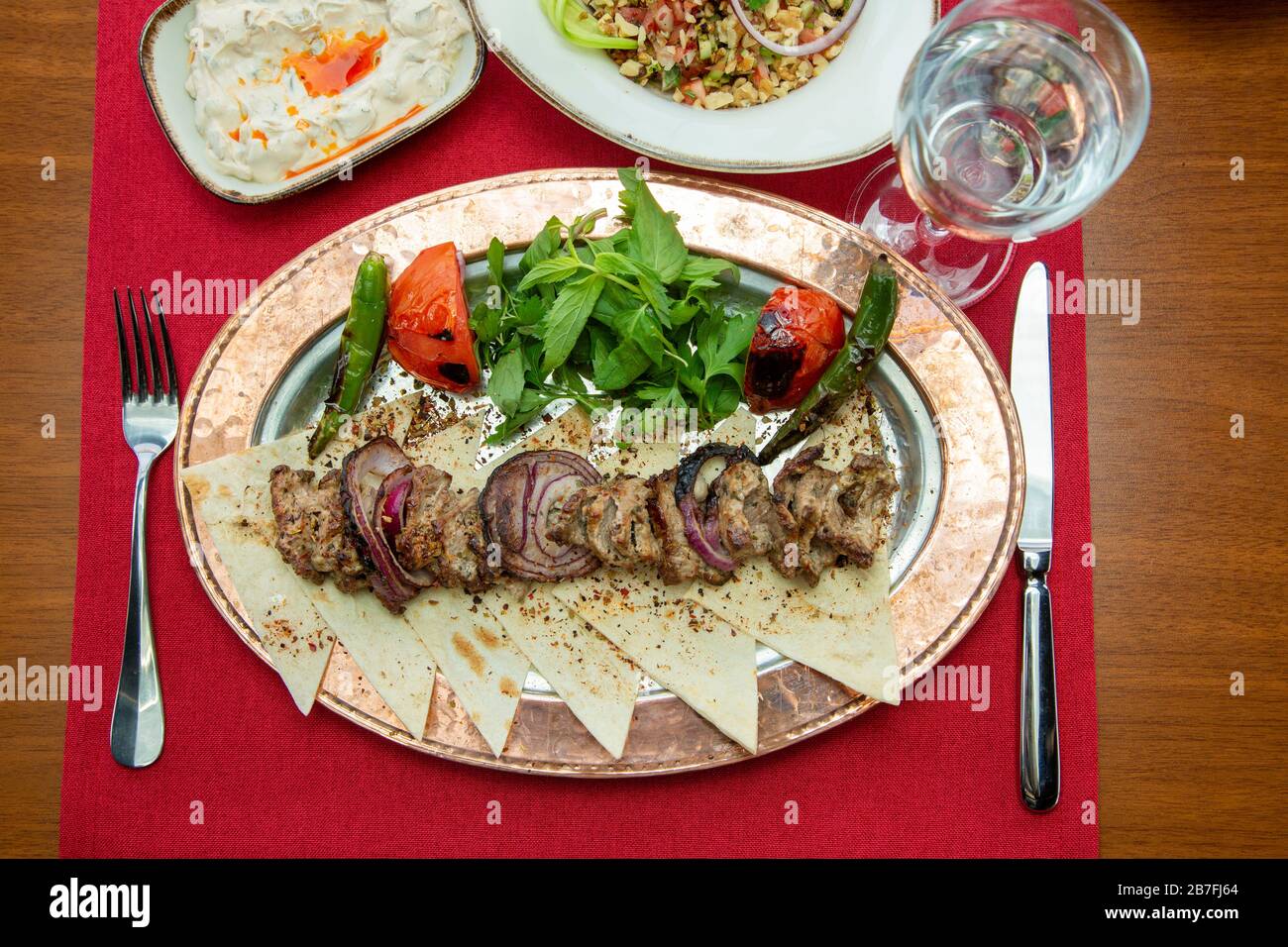 Il kebab fritto shaslik sugli spiedini giace su un piatto. Foto di scorta Foto Stock