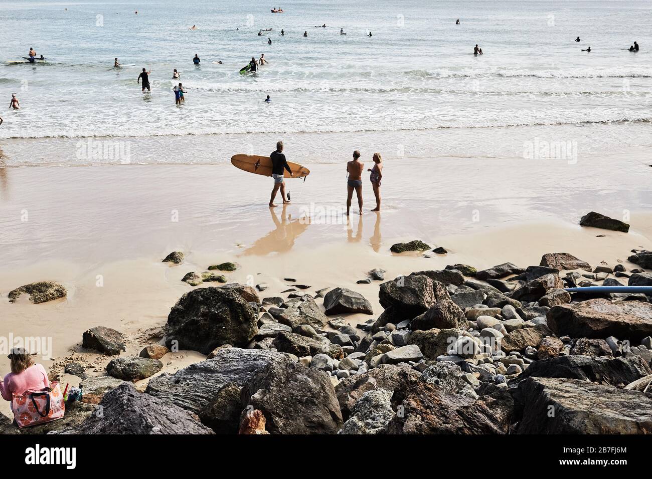 Folla di persone che godono di prendere il sole, surf e la vita a Noosa Main Beach, Queensland, Australia Foto Stock