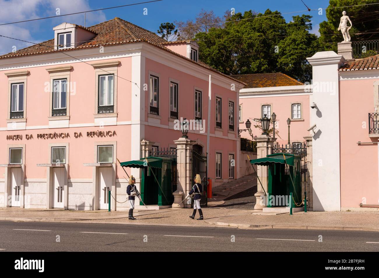 Lisbona, Portogallo - 2 marzo 2020: Due Guardie Repubblicane nazionali prima del Palazzo Nazionale di Belem Foto Stock