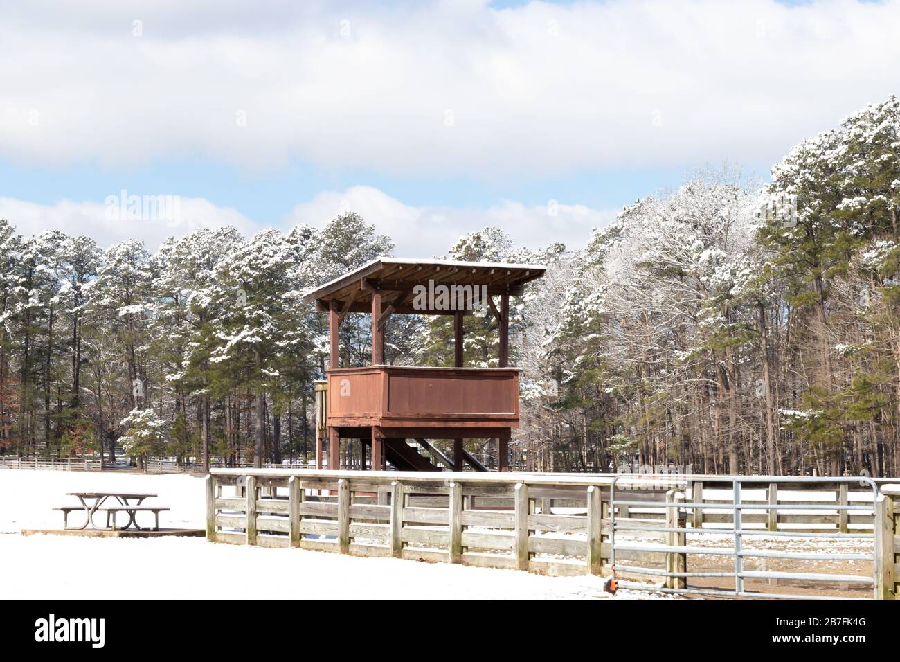 Una cabina di punteggio equestre accanto ad un'arena esterna nel Newport News Park a seguito di una tempesta di neve invernale. Foto Stock