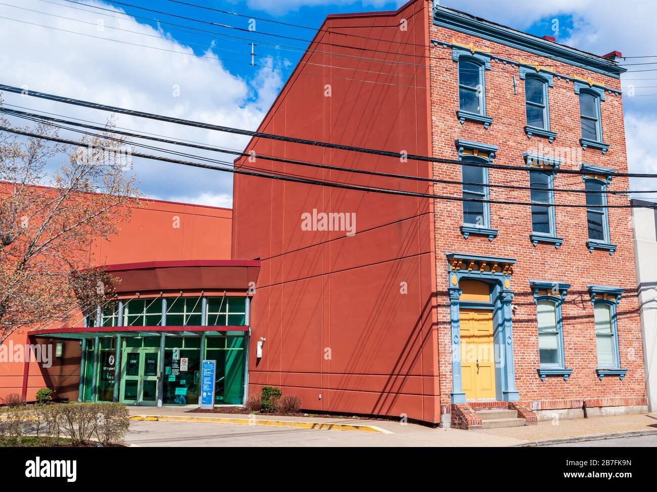 Una vecchia casa trasformata in un ufficio medico con il sistema del centro medico dell'università di Pittsburgh, Pittsburgh, Pennsylvania, Stati Uniti Foto Stock