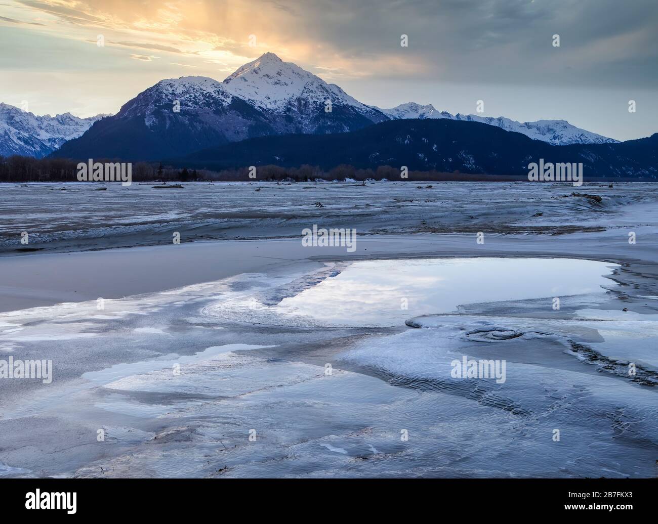 Parzialmente congelato fiume Chilkat vicino Haines Alaska con montagne al tramonto. Foto Stock