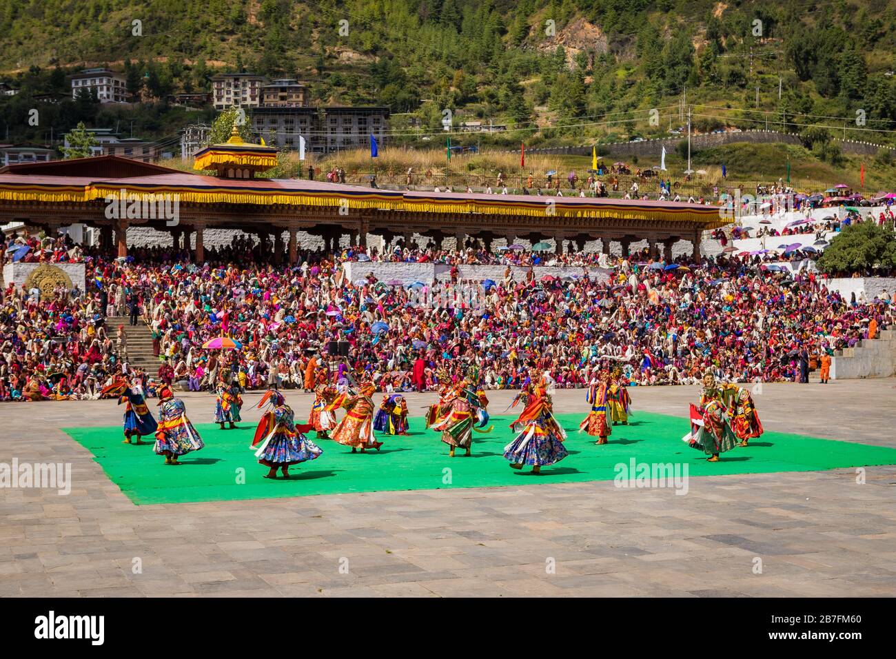 Ballerini che si esibiscono al Thimphu Tshechu 2019 (festival) in una giornata di sole nella capitale del Bhutan Foto Stock