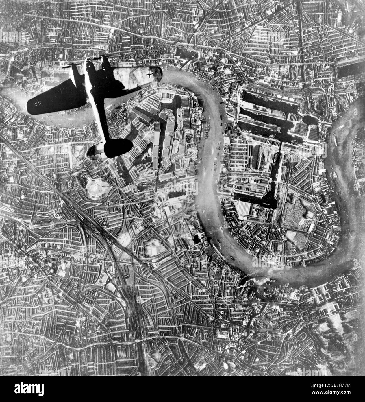 Heinkel Over Wapping - UN bombardiere tedesco Luftwaffe Heinkel He 111 che sorvolò Wapping e l'Isola dei cani nell'East End di Londra all'inizio delle incursioni serali di Luftwaffe del 7 settembre 1940. Foto Stock