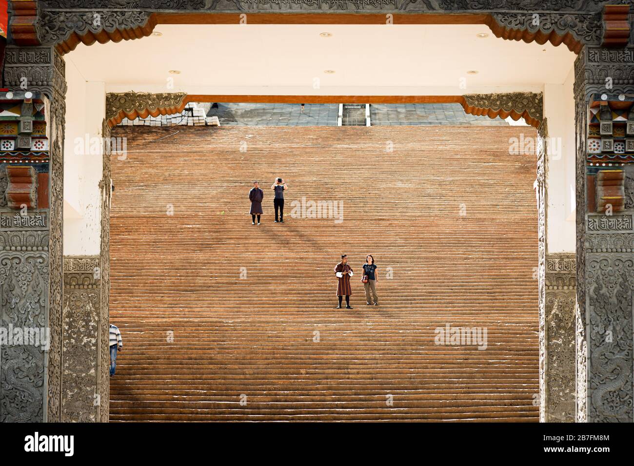 Turisti sulle scale monumentali entryway alla statua del Buddha Dordenma (Buddha gigante) a Thimphu, Bhutan Foto Stock