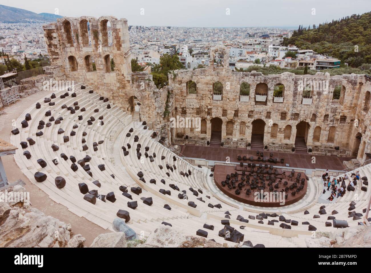 I coprirupioggia proteggono i sedili e i cuscini dell'Odeon di Herodes Attico, Acropoli di Atene, Grecia Foto Stock
