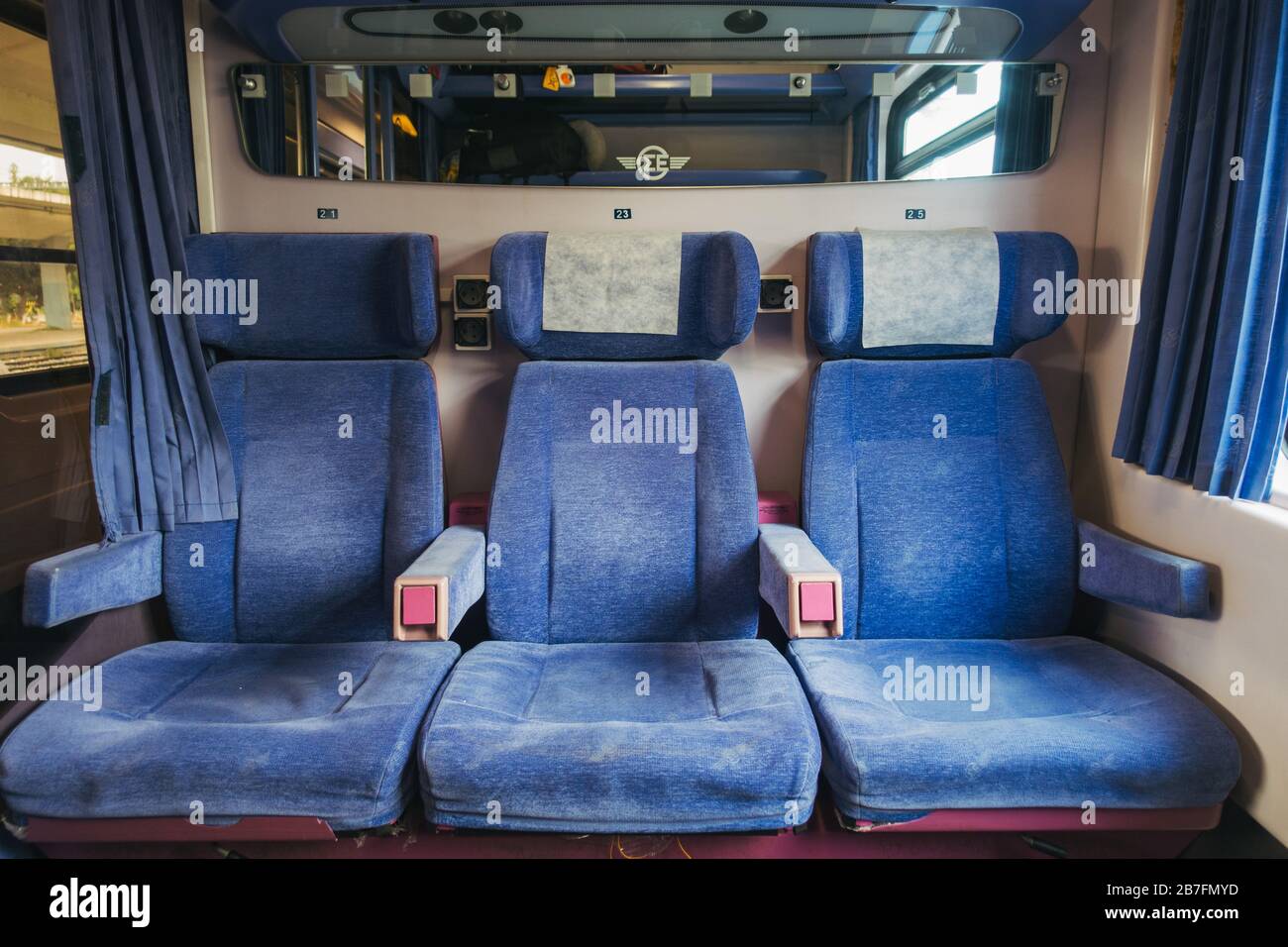 Posti a sedere in cabina sulla linea ferroviaria ad alta velocità Atene-Salonicco Foto Stock