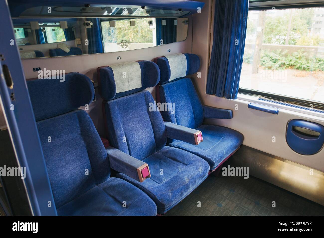 Posti a sedere in cabina sulla linea ferroviaria ad alta velocità Atene-Salonicco Foto Stock