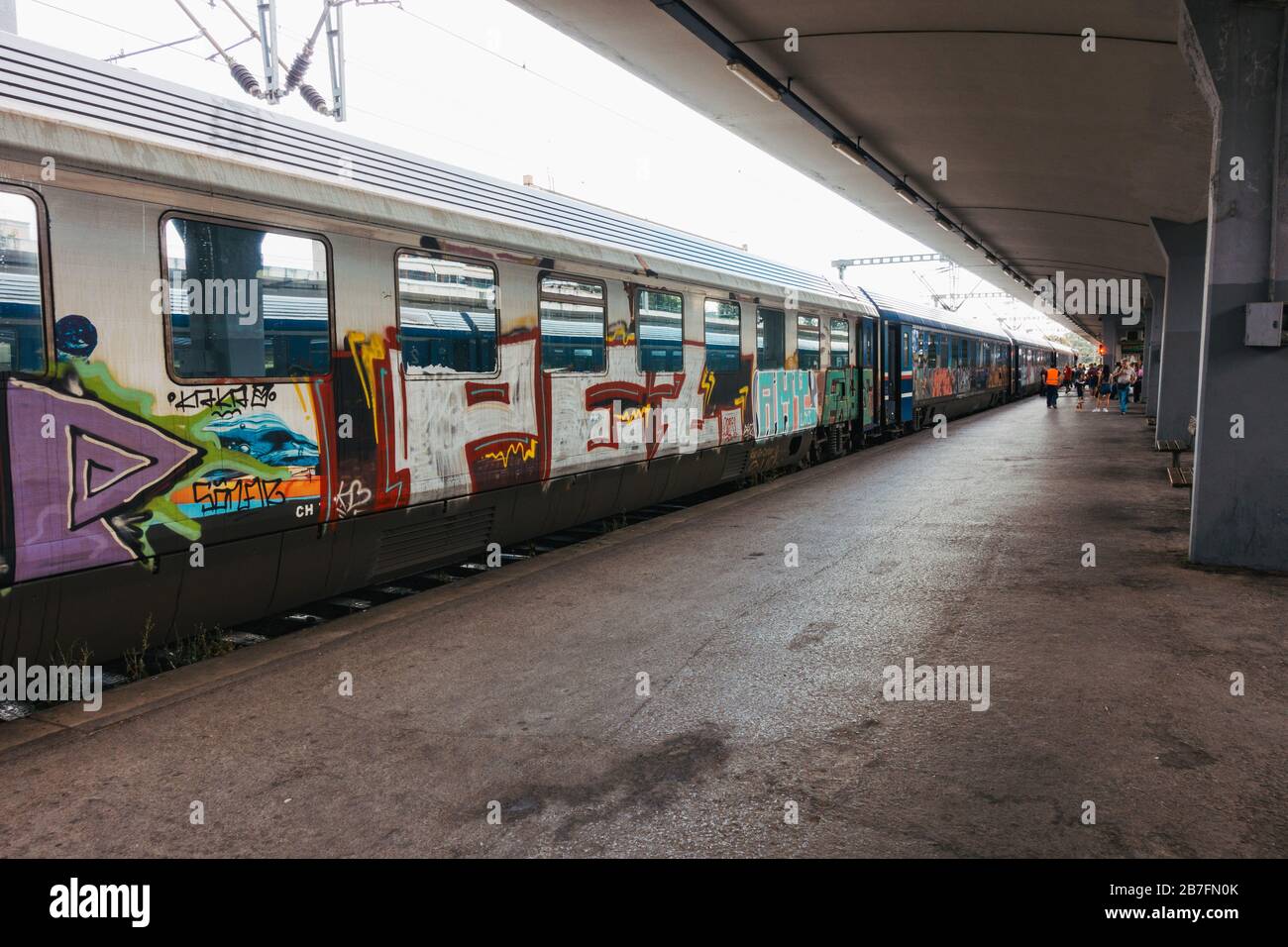 Carrozze di treni passeggeri coperte di graffiti alla stazione di Salonicco, Grecia, sulla linea ferroviaria ad alta velocità Atene-Salonicco Foto Stock