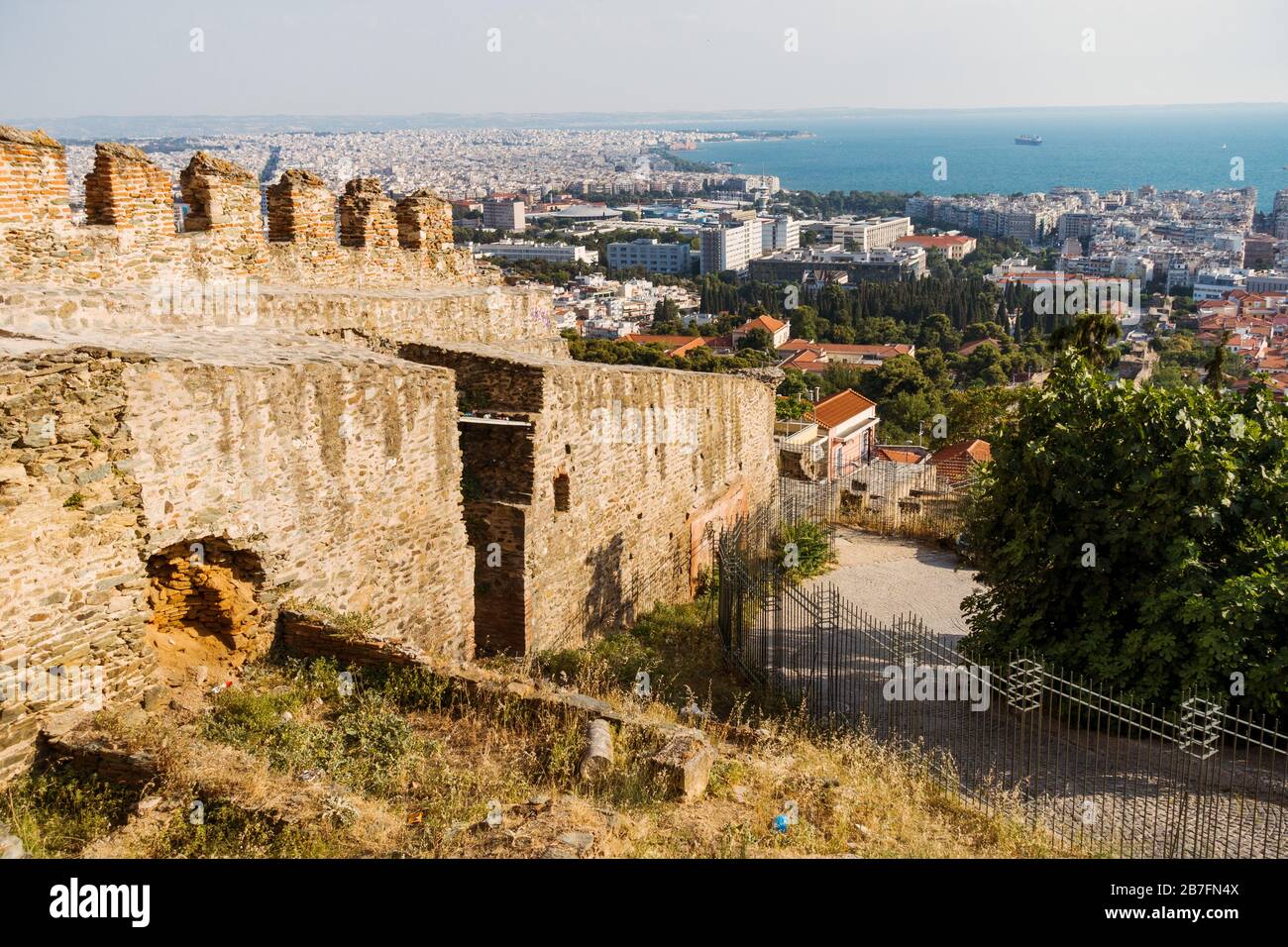 Vista su Salonicco verso il Golfo Termaico, vista dalla Torre Trigonion. Resta ancora una cinta fortificata di epoca bizantina Foto Stock