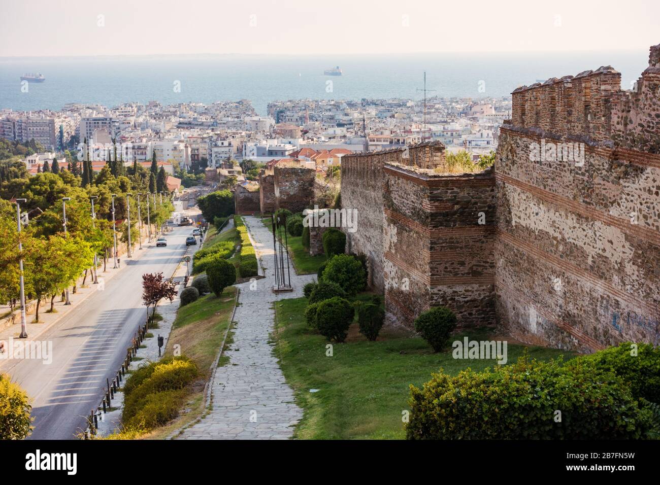 Vista su Salonicco verso il Golfo Termaico, vista dalla Torre Trigonion. Resta ancora una cinta fortificata di epoca bizantina Foto Stock