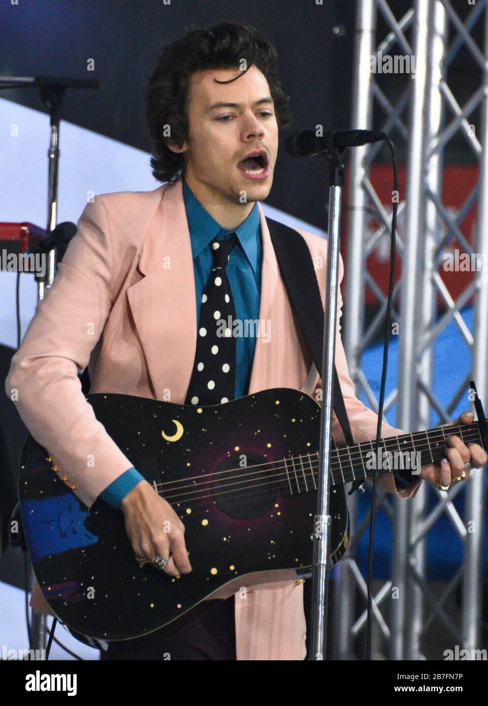 NEW YORK, NY, USA - 26 FEBBRAIO 2020: Il cantautore inglese Harry Styles si esibisce nella "Today" Show Concert Series di NBC al Rockefeller Plaza. Foto Stock