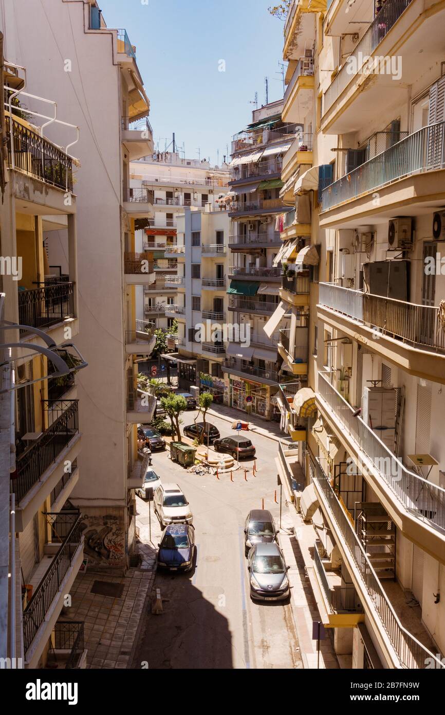 Vista degli appartamenti da un balcone nel centro di Salonicco, Grecia, in estate Foto Stock