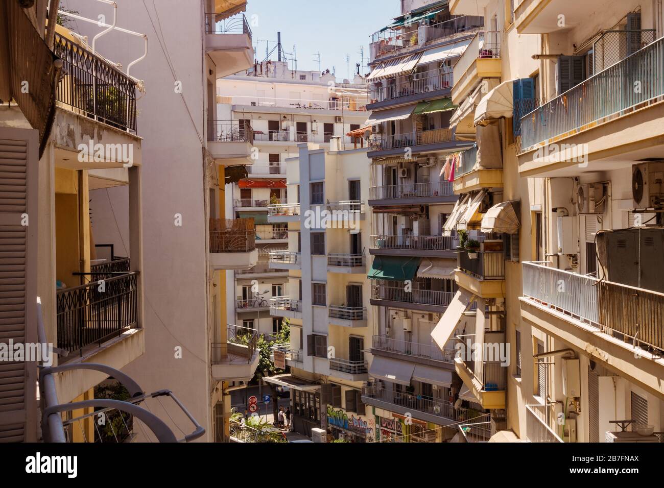Vista degli appartamenti da un balcone nel centro di Salonicco, Grecia, in estate Foto Stock