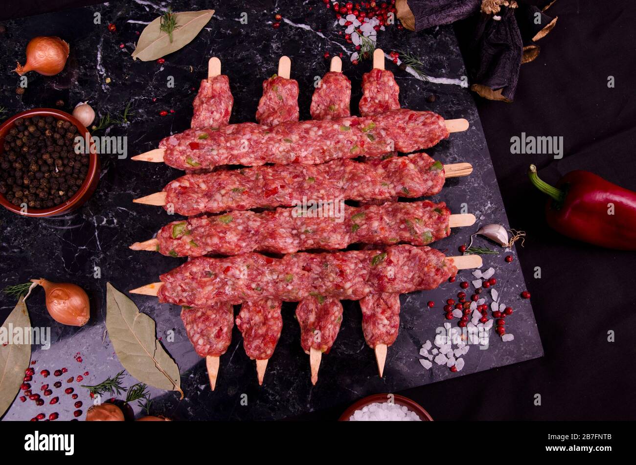 Polpette di manzo crude con erbe e spezie. Foto d'archivio Foto Stock